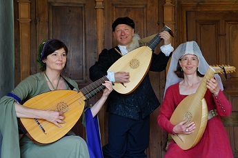 Die Musiker des Züricher Lautenensembles spielen Laute